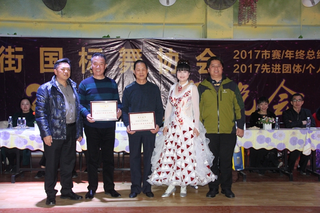 2厚街镇文联专职副主席兼秘书长欧明炽为“先进单位”颁奖.JPG