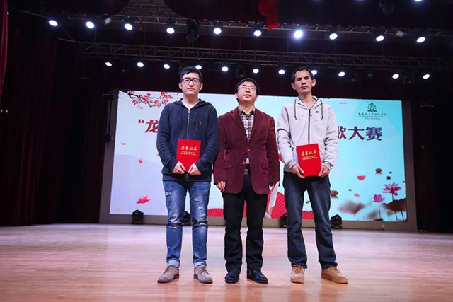 4谭五昌教授为获奖者颁奖.jpg