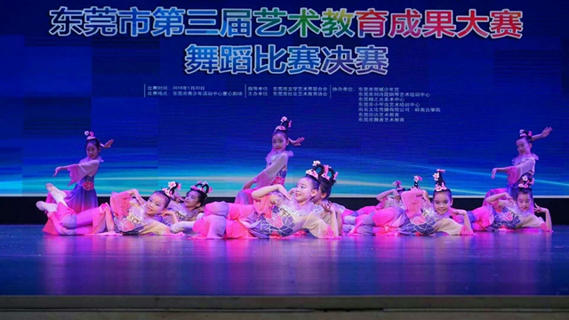 4儿童组群舞金奖《爱莲说》.jpg
