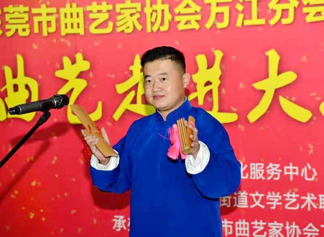 2.李冠群表演快板《天安门广场看升旗》.jpg